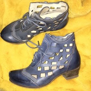 Rovers ankle booties.